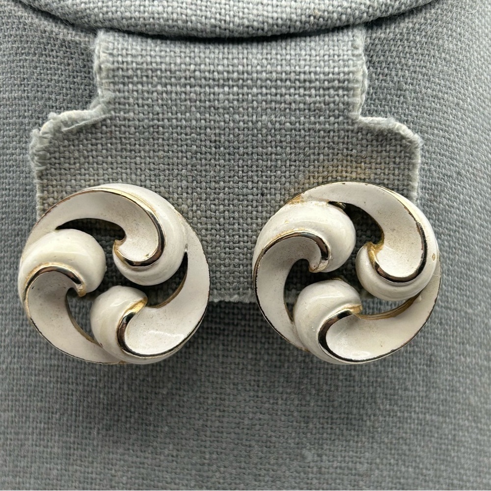 Vintage Trifari White Swirl Cream Clip On Earrings Gold Tone Filigree Statement